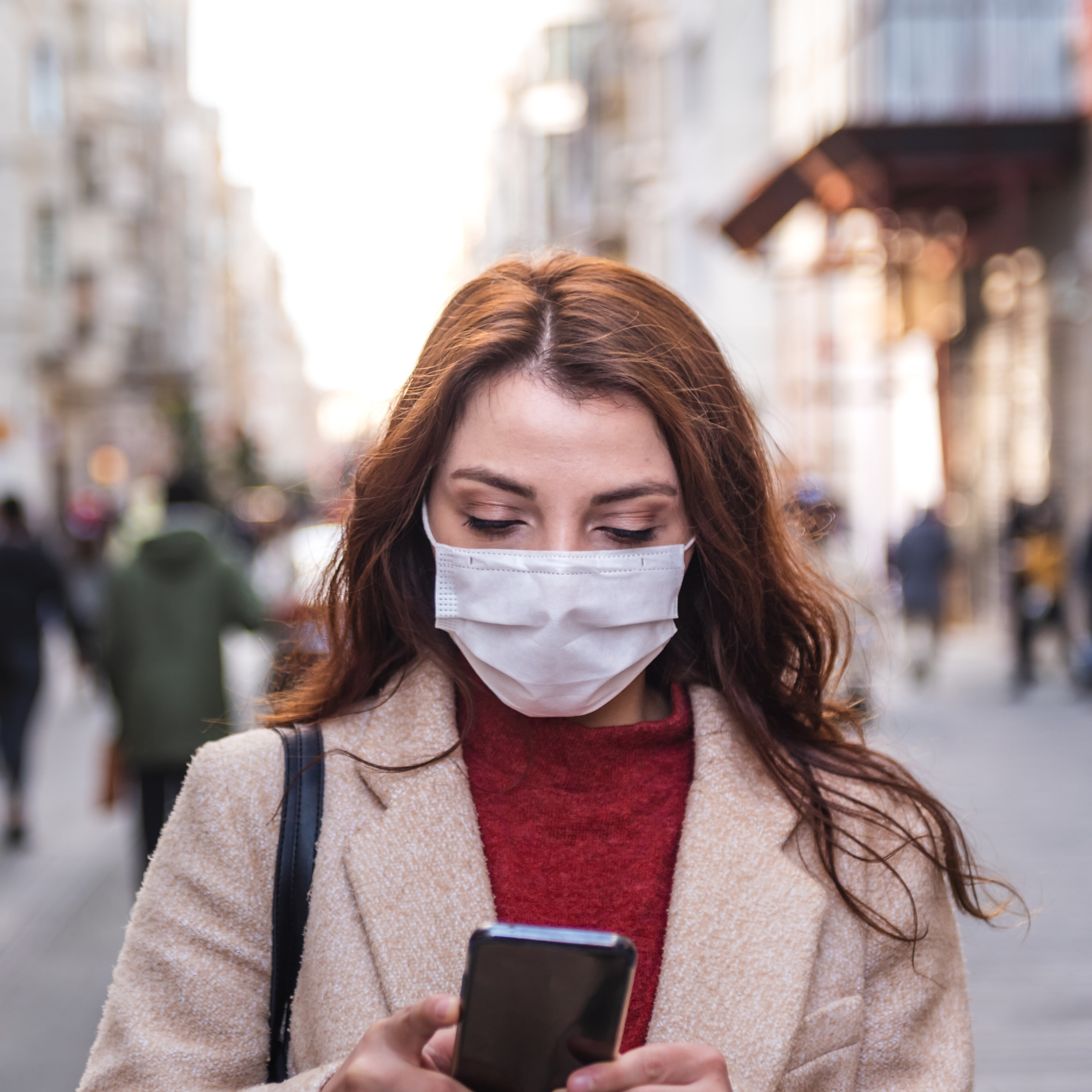 fille portant un masque médical de protection dans la rue